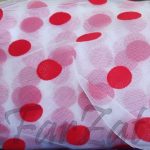 Material tiul alb cu buline mari rosii - imagine 2