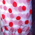 Material tiul alb cu buline mari rosii