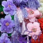 Aplicatie textila cu flori si ciucuri