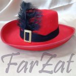 Palarie rosie cu pana